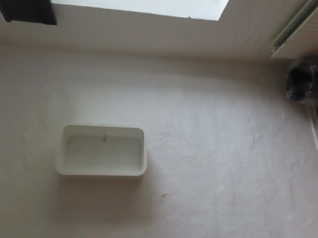 Billede 2 - Indhold på værelse af bord, køjeseng, skab mv.