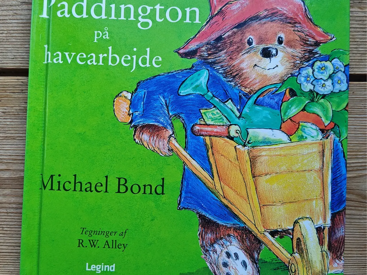 Billede 1 - Paddington på havearbejde BOG af Michael Bond