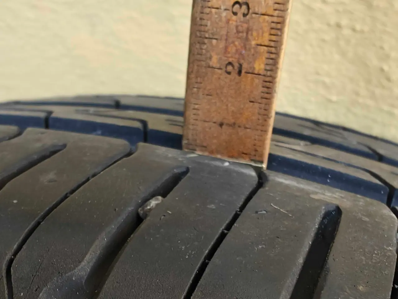 Billede 3 - Bildæk med 5 mm slidbane tilbage.