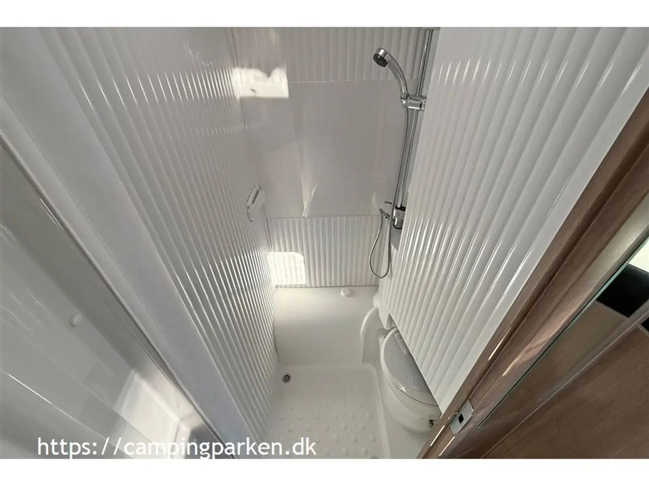 Billede 11 - 2024 - Carado   Carados populære smalle Van med enkeltsenge og kun 664 cm lang