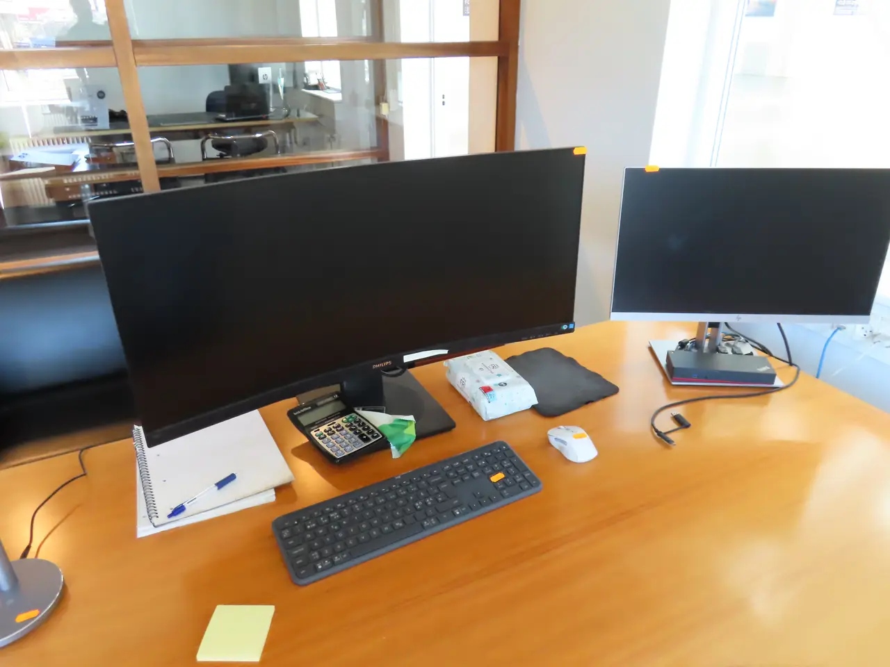 Billede 1 - 2 stk. Computerskærme PHILIPS 346B, HP E233 samt dockingstation LENOVO