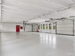 Alsidigt og motorvejsnært lejemål til f.eks. værksted. showroom eller lager