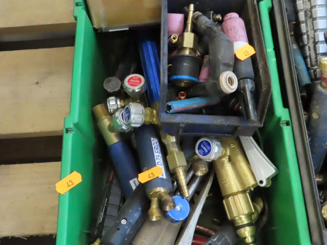 Billede 2 - 2 stk. kasser med fittings