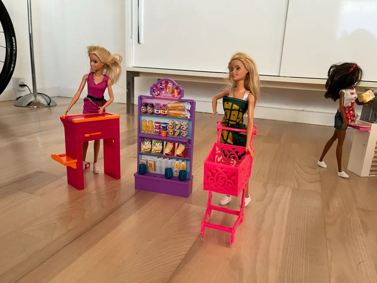 Billede 12 - Barbie  - diverse dukker, tøj og møbler 