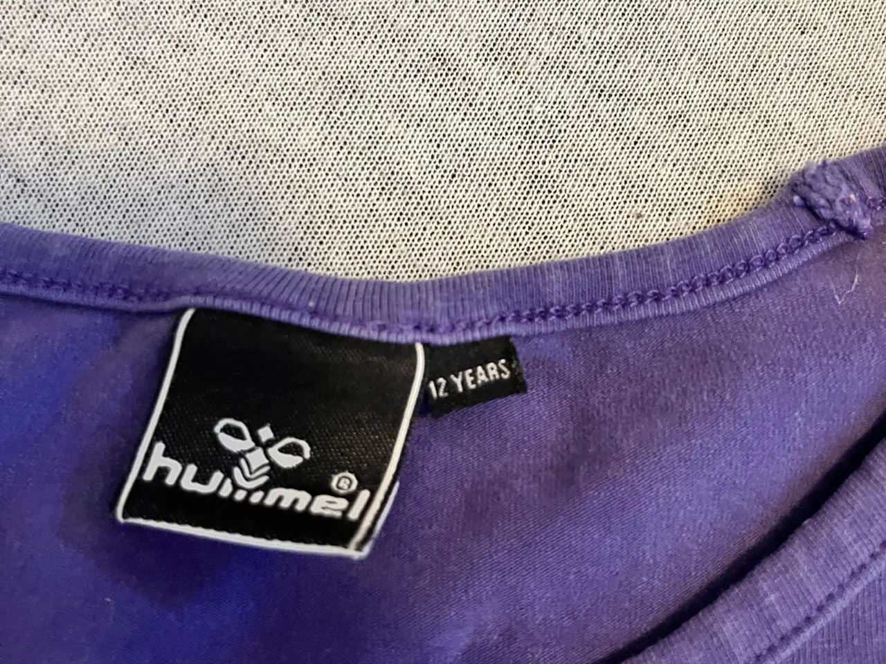 Billede 5 - T-shirt fra Hummel.