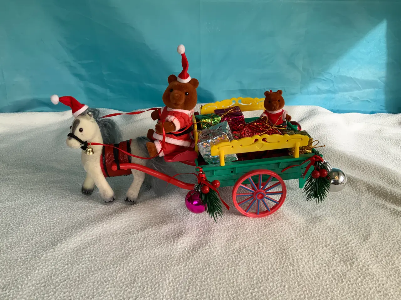Billede 2 - Julebamsens Sylvanian pony, hestevogn og gaver