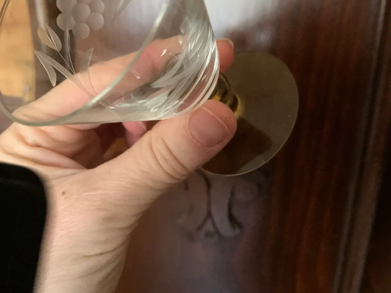 Billede 1 - Likør glas med brun fod og indgraveringer