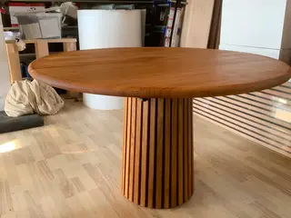 Massiv rund søjlebord