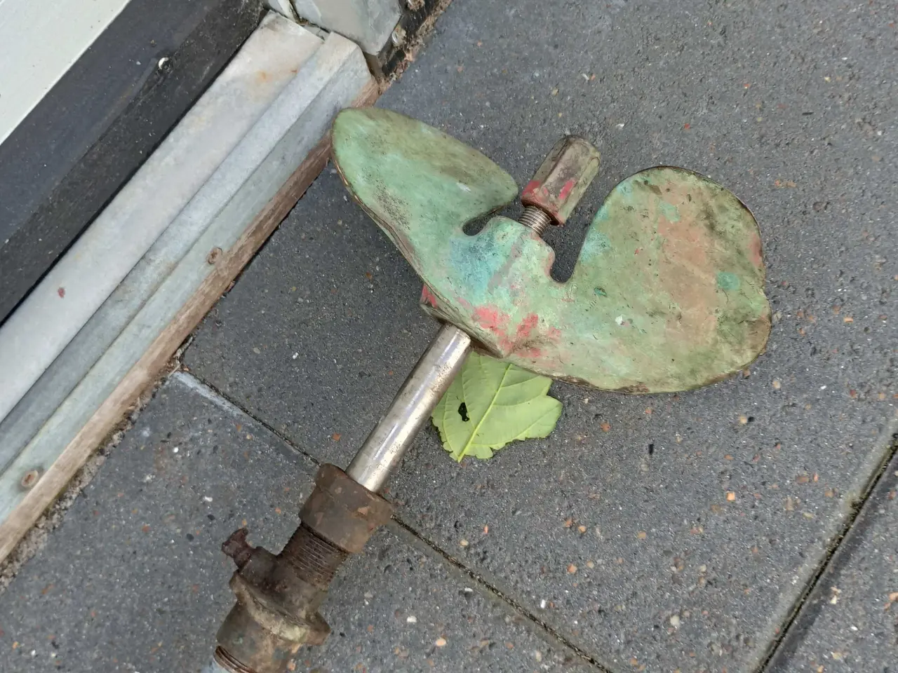 Billede 2 - Ældre 2 bladet skrue med rustfri 20mm aksel