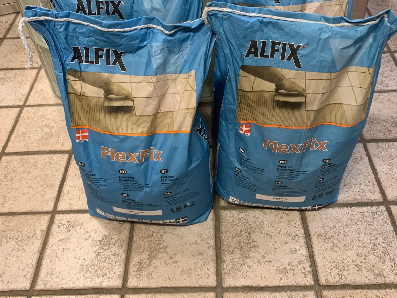 Billede 1 - Alfix flexi fix fliseklæb