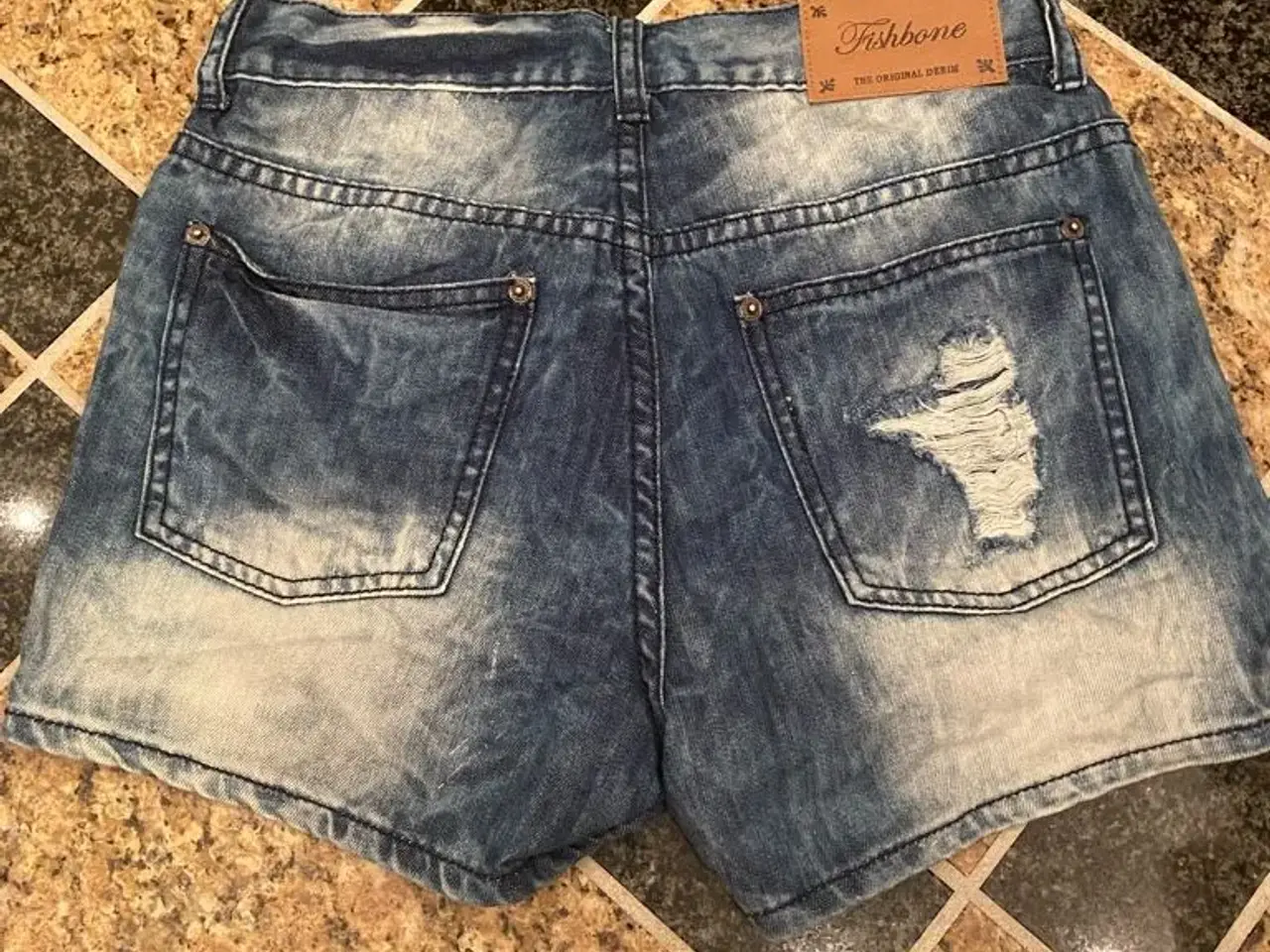 Billede 2 - Fishbone shorts str 28