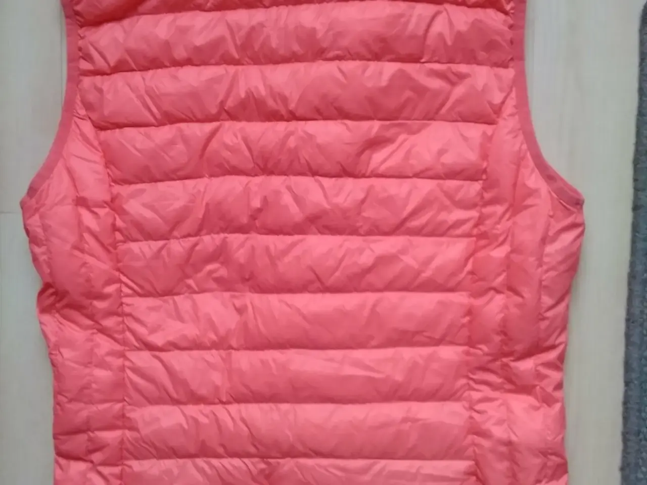 Billede 2 - Dun vest.  Mærke Therese