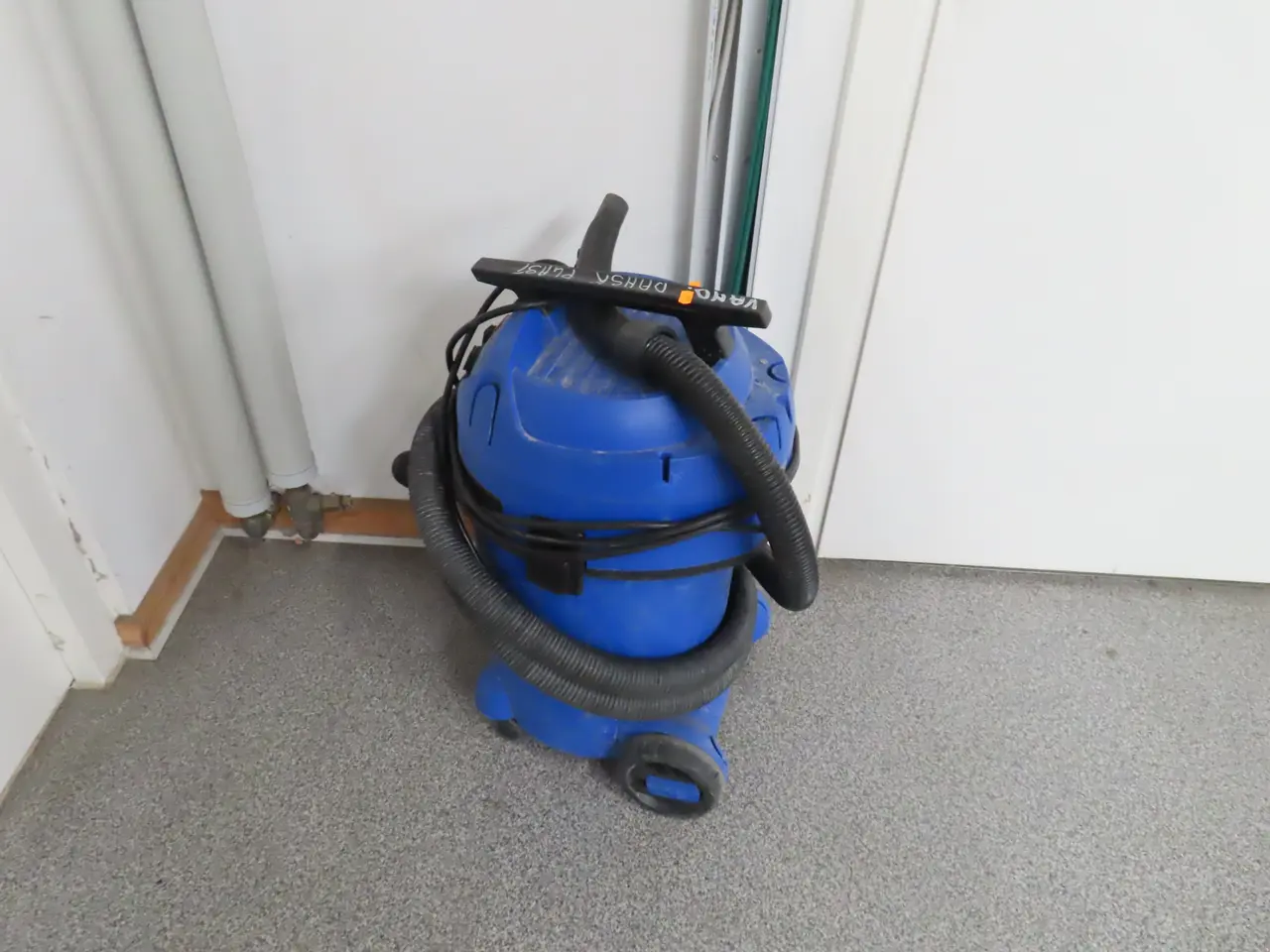 Billede 1 - Våd/tørsuger NILFISK Multi II 30 T