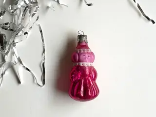 Vintage julekugle, mørk pink Snegurochka