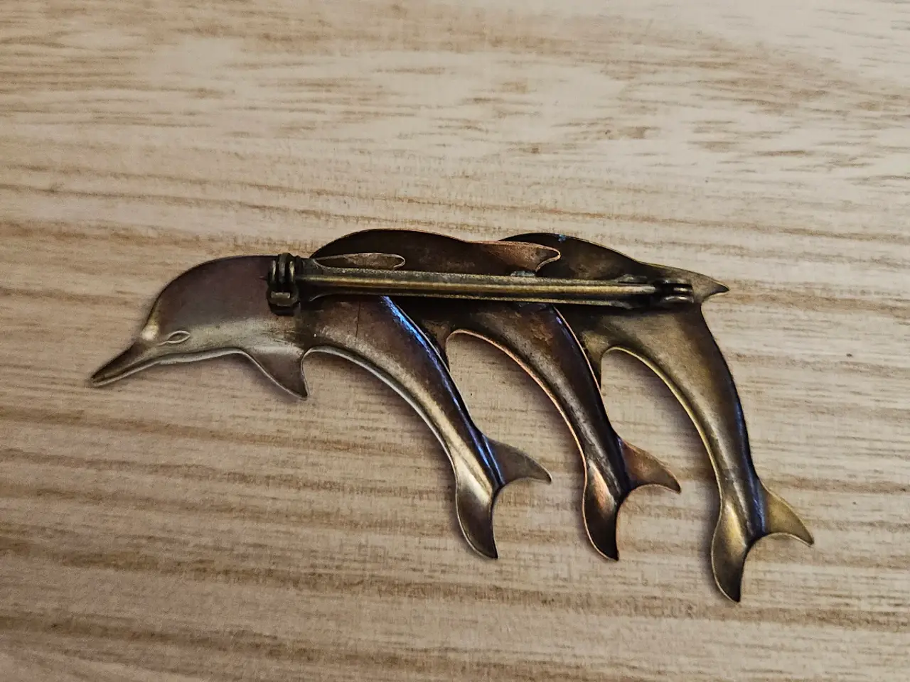 Billede 3 - Broche med tre delfiner 
