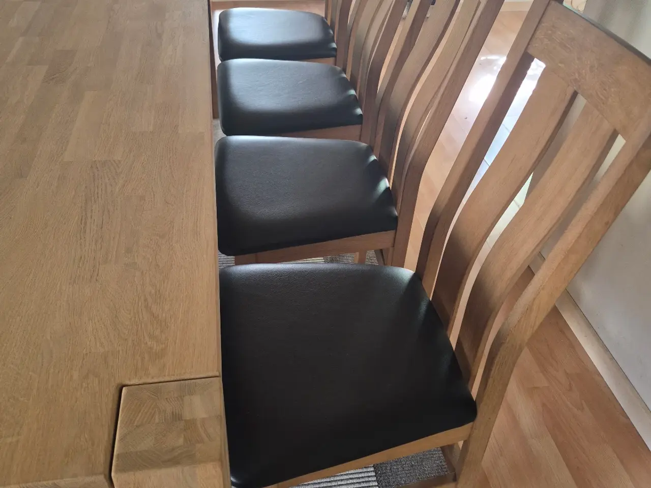 Billede 5 - Velholdt  spisebord og 8 stole 
