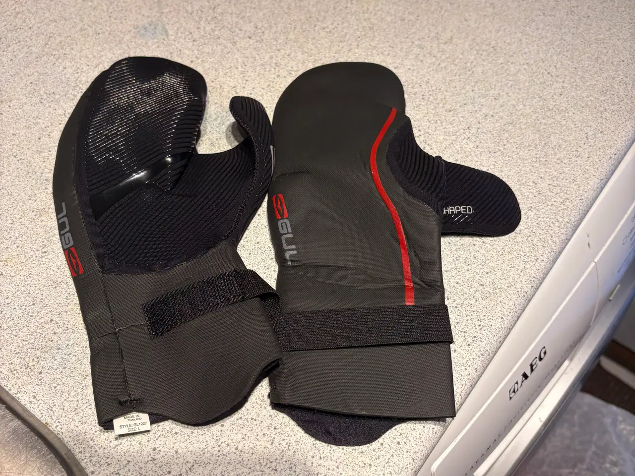 Billede 1 - Tre våddragter(GUL xl, ml og st46), neoprenstøvler