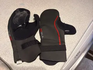 Tre våddragter(GUL xl, ml og st46), neoprenstøvler