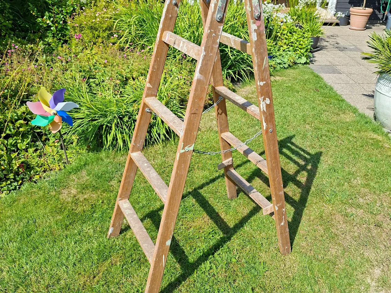 Billede 1 - Wienerstige i træ.