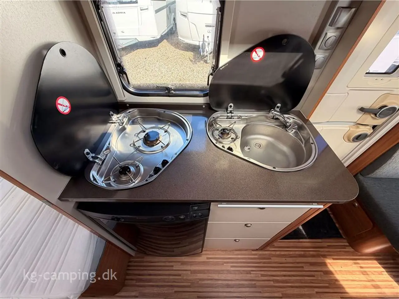 Billede 7 - 2013 - Adria Adora 472 LU XL   Enkeltsenge med udtræk, Mover, solsejl og fortelt.