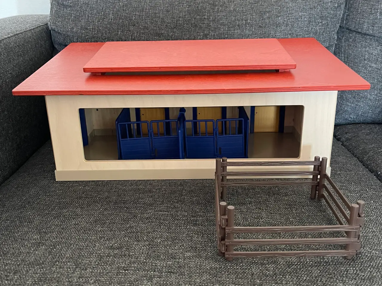 Billede 6 - Fin Schleich Hestestald I træ m. fold
