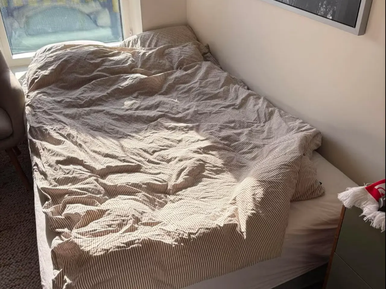 Billede 2 - FLYTTER Spisebord med 5 stole, Sofa + bord og Seng