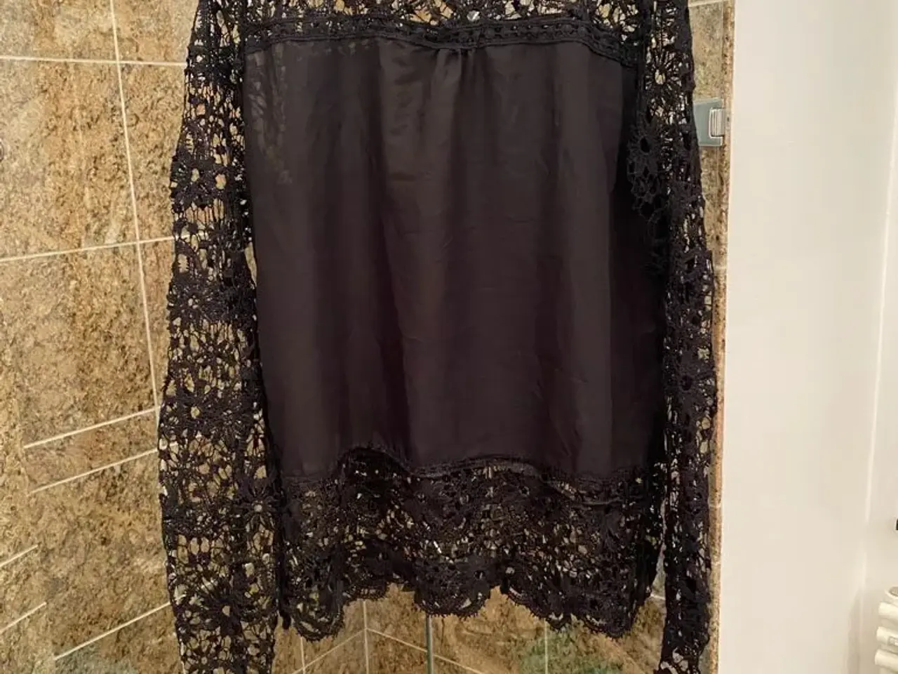 Billede 4 - Meget flot sort bluse str L
