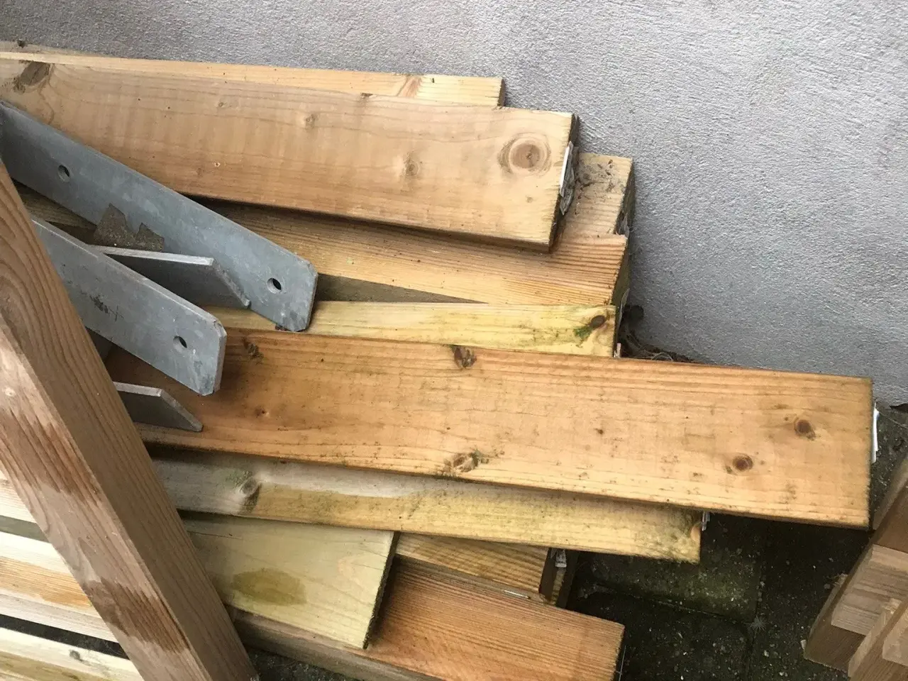 Billede 3 - Stolper og brædder skal hentes nu