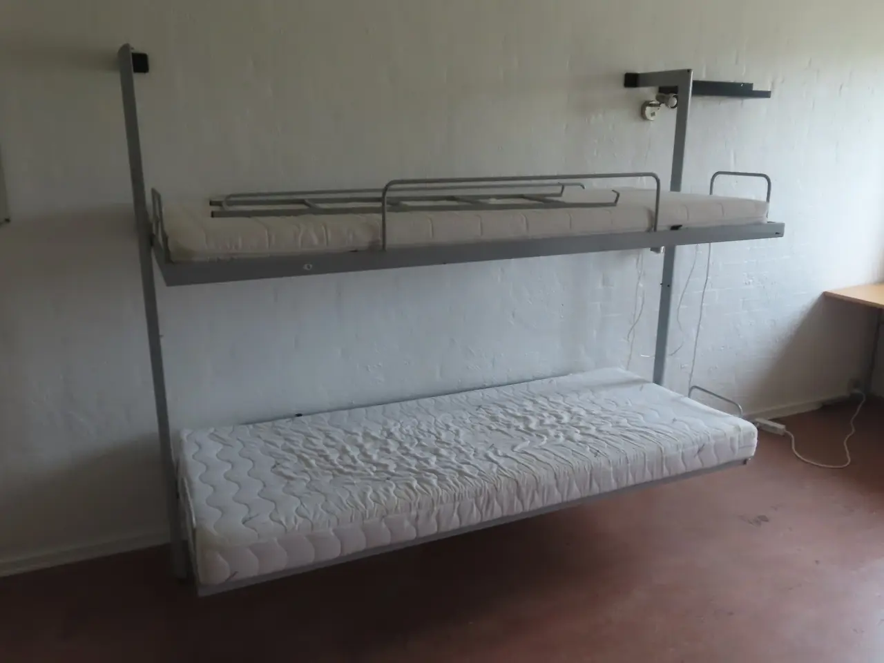 Billede 1 - Indhold på værelse af bord, køjeseng, skab mv.