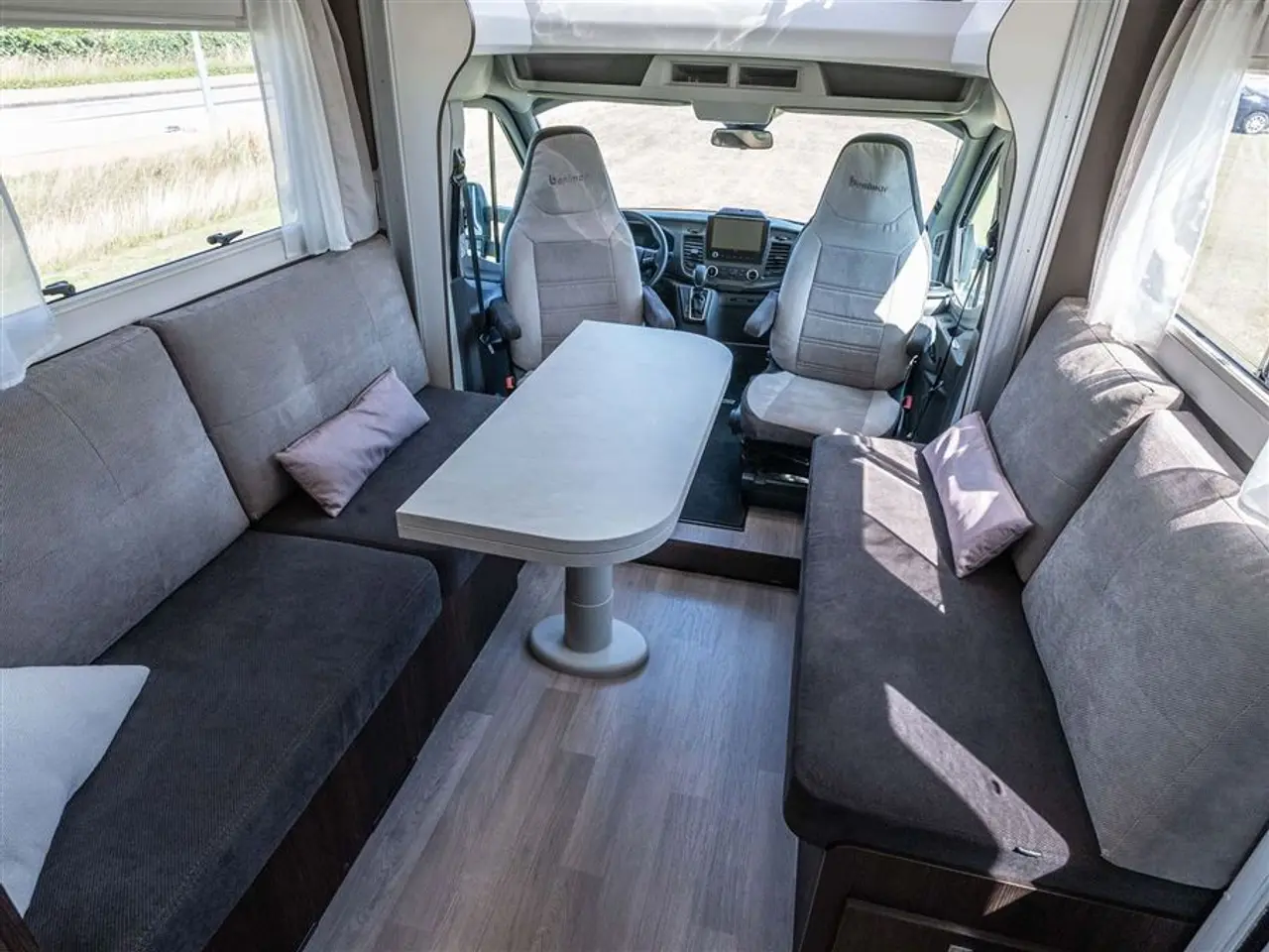 Billede 8 - 2022 - Benimar Tessoro 488 NK Rummelig camper med face-to-face siddegruppe