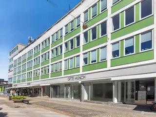 Virkelig velbeliggende butikslejemål med bred facade og stor eksponeringsværdi