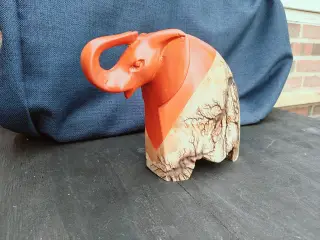 Håndskåren afrikansk træfigur