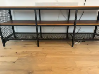 TVbord i mørk egetræ og sort stål