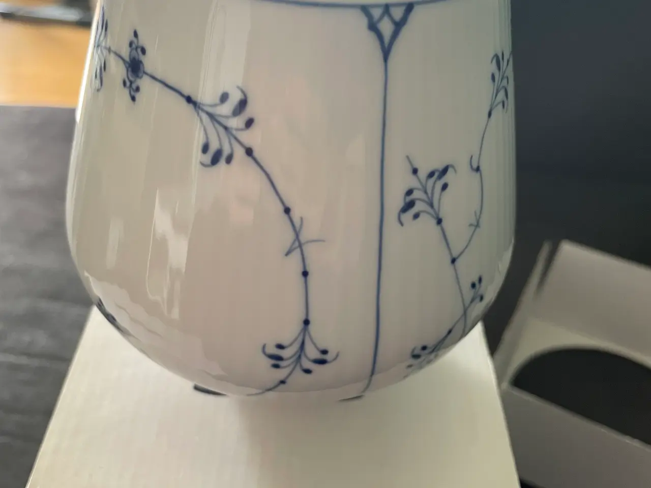 Billede 1 - Missen riflet lille vase