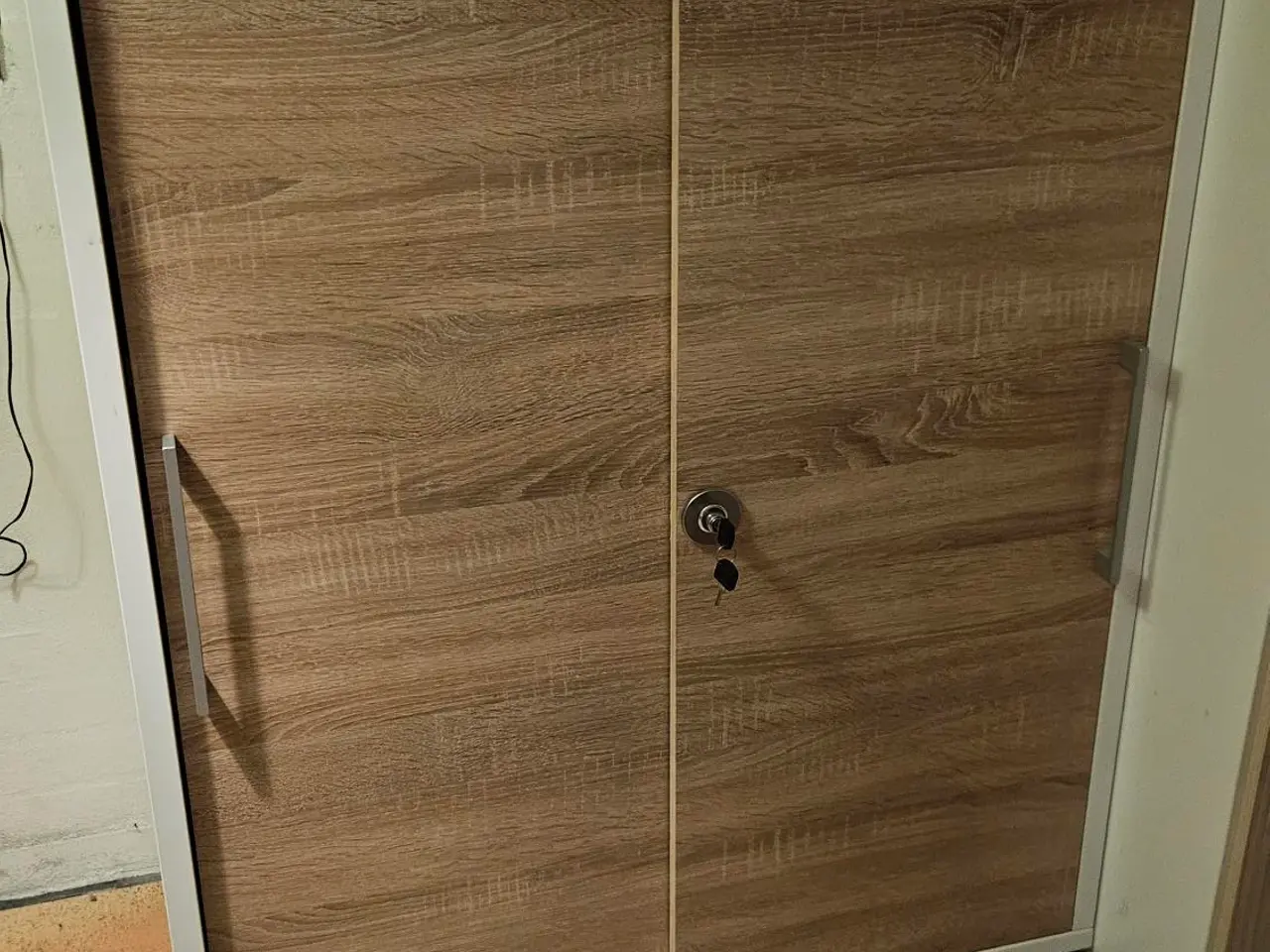 Billede 1 - Kommode med lås – 113 x 89 cm