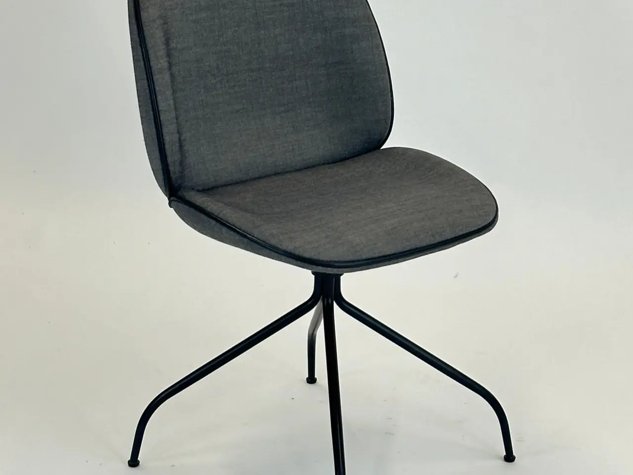 Billede 1 - GUBI Beetle Meeting Chair Stol – Grå med Sort Stel
