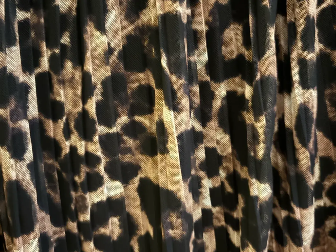 Billede 2 - Plisseret leopardnederdel i str. XL