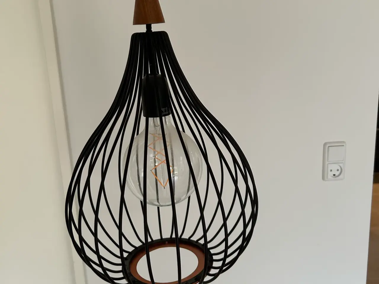 Billede 2 - Loftlampe sort matmetal med pære