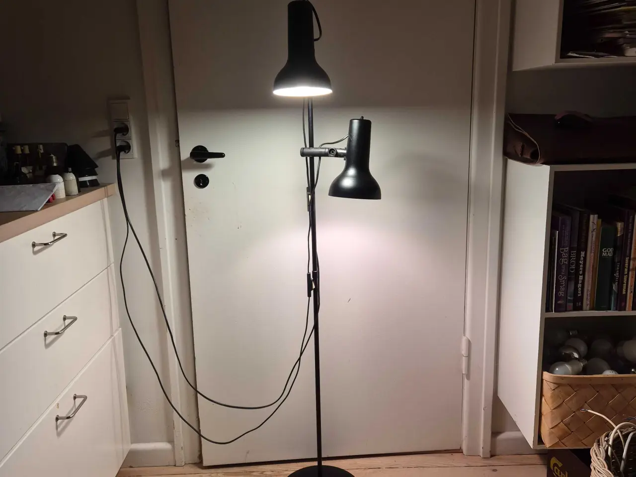 Billede 5 - Kulsort vintage gulvlampe med to spot 