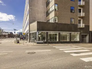 Ikonisk butikslejemål med gennemrenoverede kontorer i hjertet af Aarhus