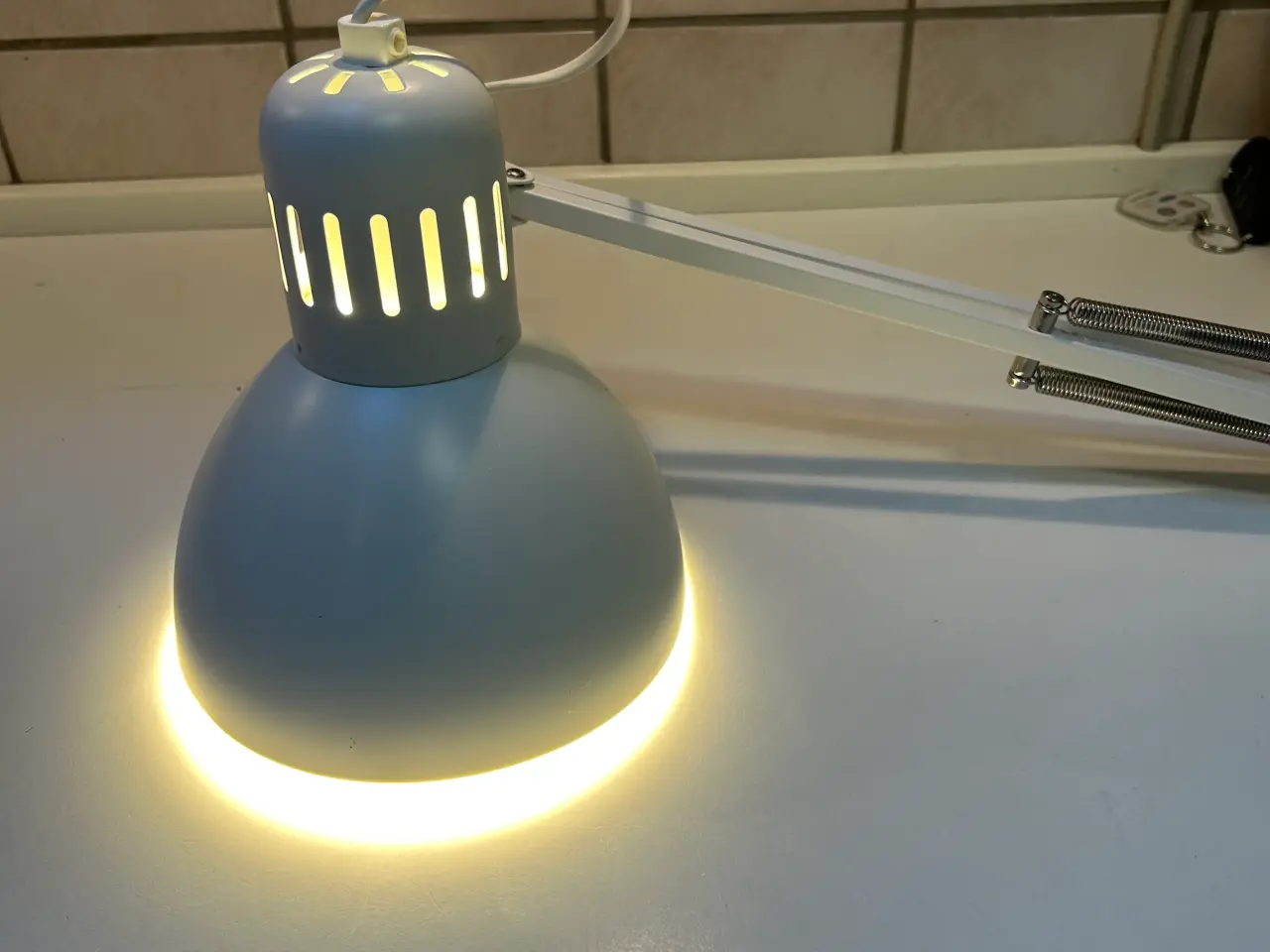Billede 3 - Arkitekts lampe i hvid med bordbeslag.