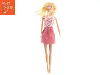 Dukke med lyseblond hår og pink tøj fra Barbie (str. 31 cm)