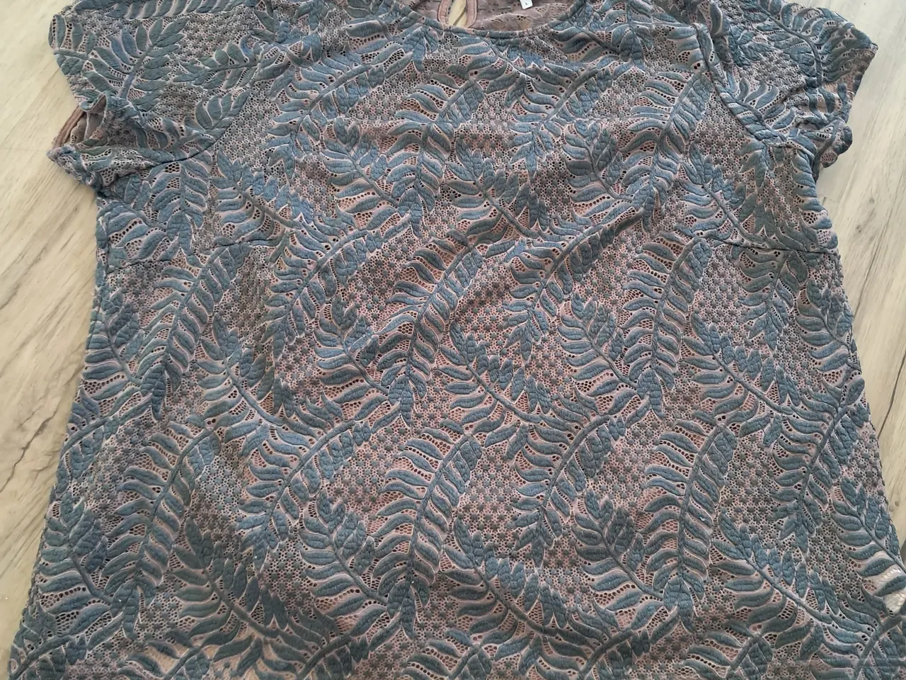 Billede 2 - Fin T-shirt med underbluse brugt men fin stand 