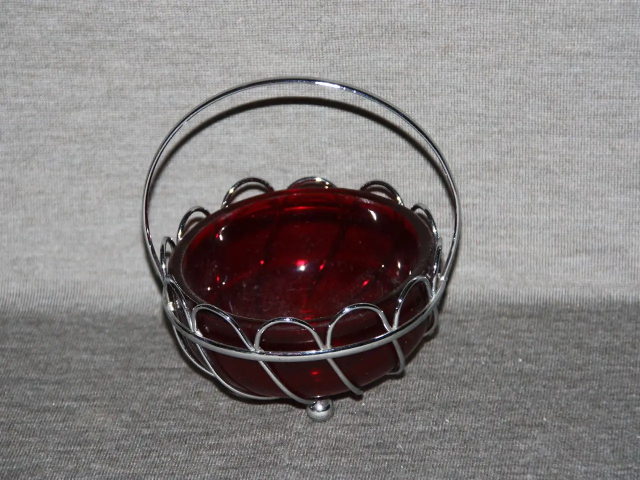 Billede 1 - Skål i rød glas 10,5 cm højde 13,5 cm