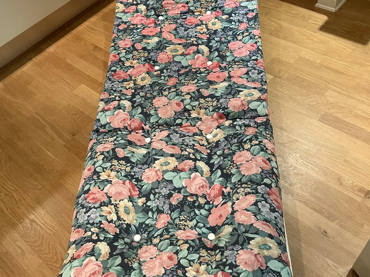 Billede 1 - Drømmeseng med blomstret hynde, RETRO