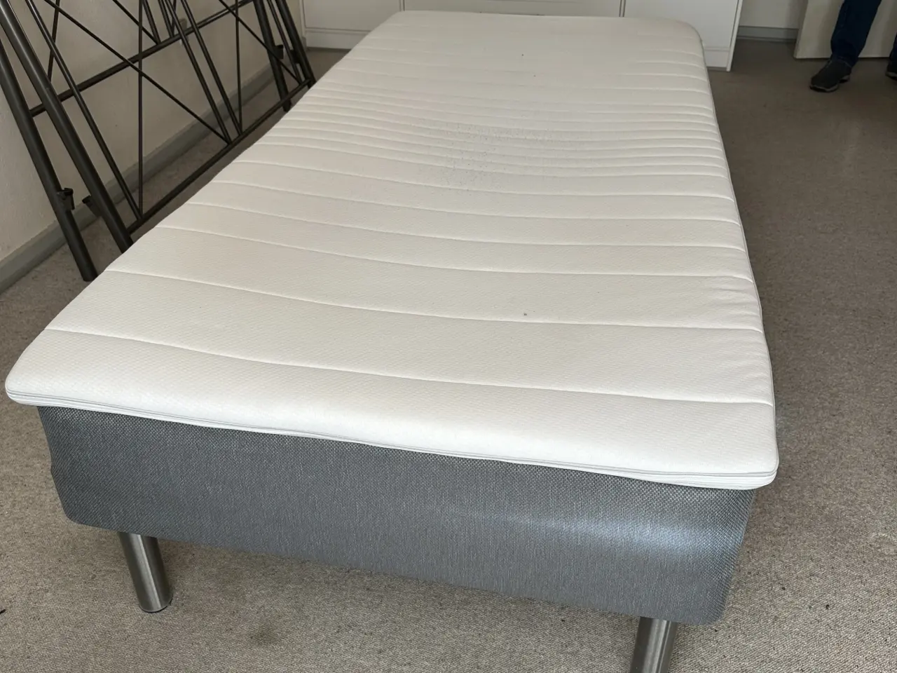 Billede 2 - Seng 90x200 med topmadras - god stand 