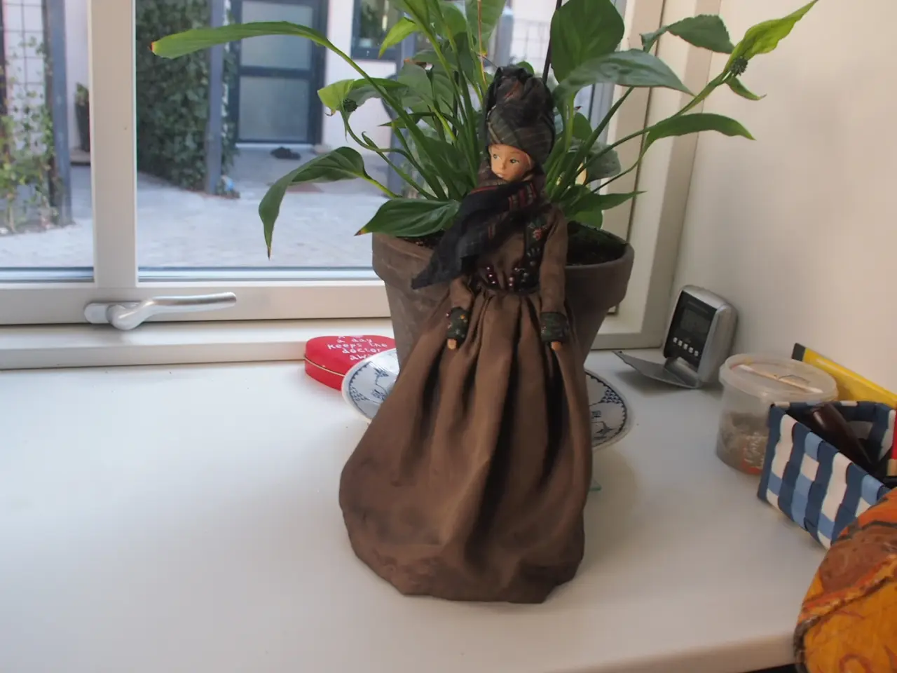 Billede 2 -  Fanøting :Dukke, vase, æggebæger og en bog.