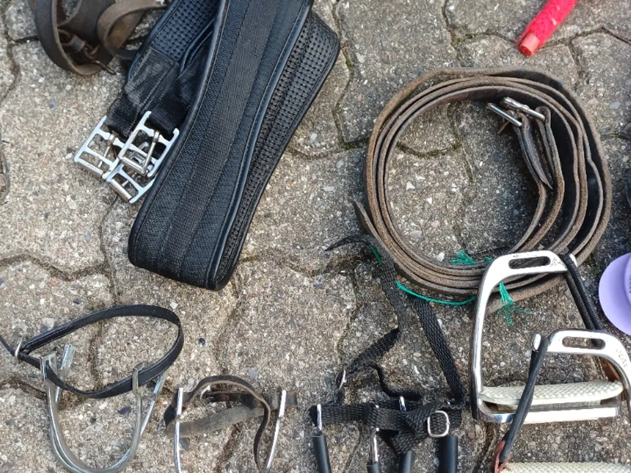 Billede 2 - Diverse rideudstyr – stigbøjler, sporer, gjord mm.