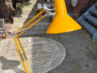 Klassisk gul arkitektlampe fra retrotiden 