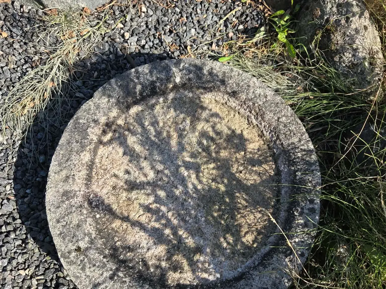 Billede 10 - Granit fuglebad med 4 små løse fugle